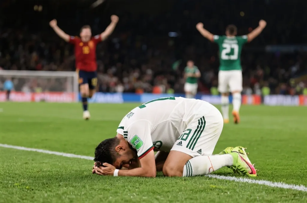 墨西哥球员在球场上抱头遗憾